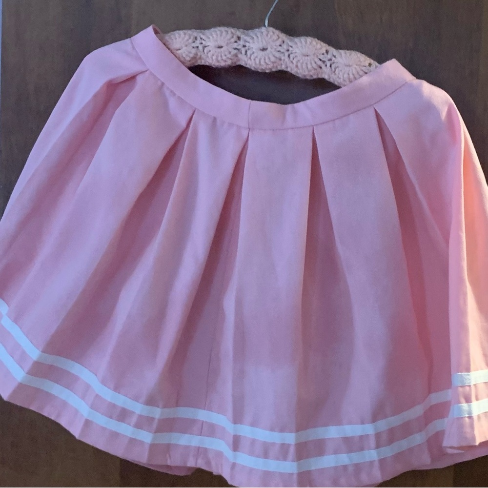 Women's Hot Topic skater skirt. Pleated. Back zipper and clasp.